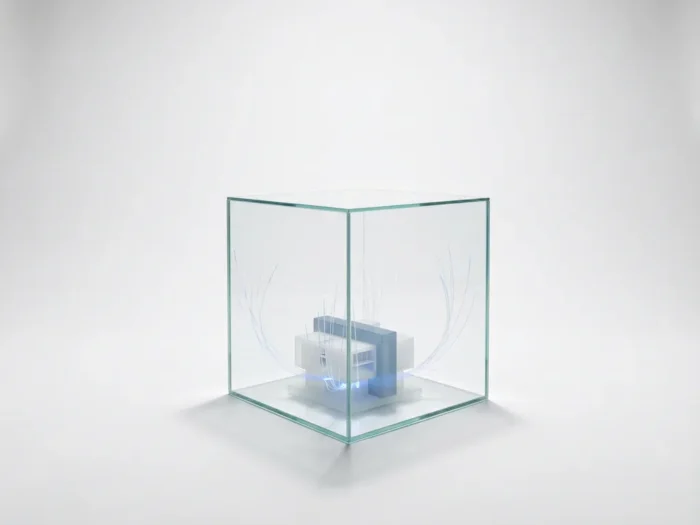Glazen kubus met miniatuur architectuurmodel en gloeiende vezelverbindingen op wit oppervlak in minimalistisch studiodecor